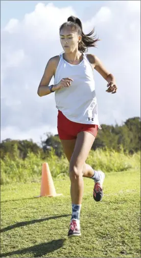  ?? The Maui News / MATTHEW THAYER photos ?? PHOTO ABOVE: Kaylee Volner runs to a dominating win in the girls under-18 race at the Valley Isle Track Club meet Saturday at Seabury Hall.