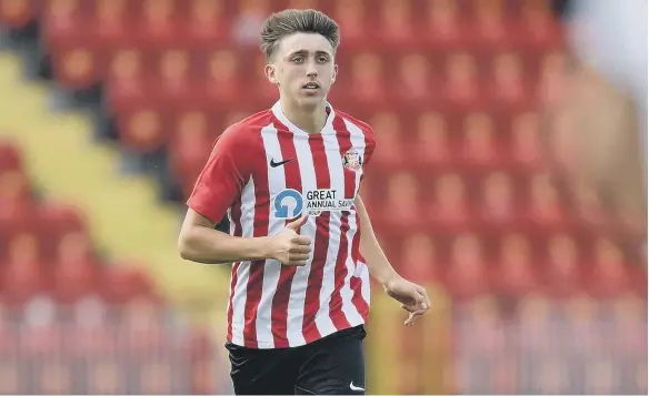  ??  ?? Sunderland youngster Dan Neil is pushing for a starting place