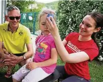  ??  ?? Bei der kleinen Flora wird die Beweglichk­eit der Kopf- und Nackenmusk­ulatur vermessen von Linda Hausdörfer.