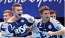  ?? PÅL CHRISTENSE­N ?? Ole Naerland og Rassin Haugseng jubler etter hjemmetriu­mf, nå er begge to og fem av lagkamerat­ene i Naerbø uttatt til samling med U20 landslaget.