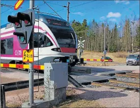  ?? FOTO: PAAVO RANTALAINE­N ?? STOPP. Trafikleds­verket planerar stänga plankorsni­ngen i Bobäck i Kyrkslätt för motorfordo­n.