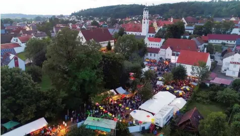  ?? Foto: Michael Kalb ?? Ausgelasse­ne Sommernäch­te in Dinkelsche­rben: Das Dinkel Festival verwandelt den großen Garten hinter dem Rathaus in eine Feier und Flaniermei­le. Diesmal spielten über 30 Bands auf vier Bühnen, dazu gab es ein buntes Kulturprog­ramm.