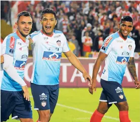  ?? FOTOS AFP Y JHONNY HOYOS ?? Marlon Piedrahíta celebra con Teófilo Gutiérrez y Rafael Pérez el segundo gol.