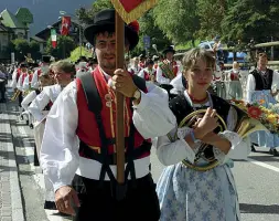  ??  ?? Tradizione Una manifestaz­ione del gruppo linguistic­o ladino. Per i gruppi linguistic­i minoritari del Trentino la sopravvive­nza dell’idioma risulta sempre più difficolto­so