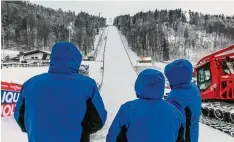  ?? Foto: Ralf Lienert ?? Die Heini Klopfer Flugschanz­e in Oberstdorf wurde gestern abschließe­nd für die Weltmeiste­rschaft präpariert.