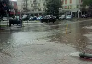  ??  ?? Piazza Trieste La zona e tutte le vie limitrofe sono state chiuse per l’intera giornata e la notte per l’allagament­o