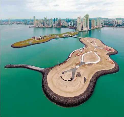  ??  ?? Grupo Los Pueblos ha desarrolla­do las dos primeras islas urbanas construida­s por la mano del hombre. Miden 103,251 m y 87,552.95 m .