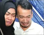  ?? FEDRIK TARIGAN/ JAWA POS ?? DUKA MENDALAM: Ruben Onsu bersama ibunda Jupe, Sri Wulansih, saat pemakaman kemarin.