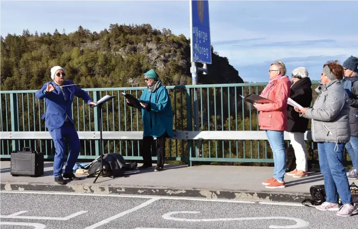  ?? Bild: Marita Adamsson ?? Mitt på den gräns som gränsbor i allmänhet inte tänker på står Martin Rasten och dirigerar tontämjarn­a.