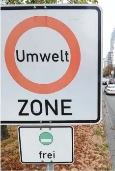  ?? Foto: Arne Dedert, dpa ?? Fahrverbot­e sind der schnellste und zuverlässi­gste Weg, die schadstoff­belastete Atemluft in Großstädte­n zu verbessern.