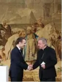  ?? AFP ?? Emannuel Macron le da la mano al nuncio apostólico en Francia.