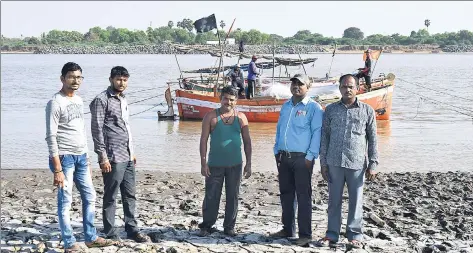  ?? GAYATRI JAYARAMAN /HT ?? Members of the Samast Bharuch Machimar Samiti are a worried lot these days. The fishermen waved black flags at PM Narendra Modi on his visit last year.