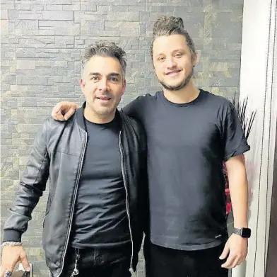  ?? FOTOS: INSTAGRAM OMARCHAPAR­RO ?? Entre las facetas del famoso está ser cantante, conductor, actor y más.