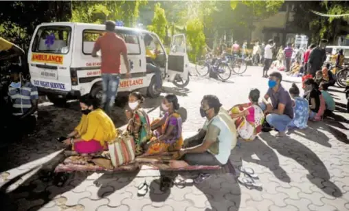  ?? AFP ?? India, la gente acampa en la noche para recibir lvacuna contra el Covid-19