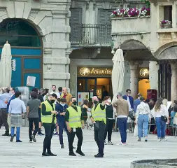  ?? (Foto Sartori) ?? Piazza Erbe Nel cuore della movida veronese, il controllo degli steward