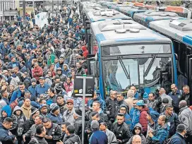  ?? FELIPE RAU/ESTADÃO ?? 2. Lotação. Paulistano­s tiveram dificuldad­e em embarcar ontem