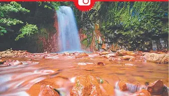  ?? / CEBUBOHOLA­DVENTURE.COM ?? ■ PULANG BATO FALLS: Daghang mobisita nga mga turista ning usa sa mga nindot nga tourist spot sa lungsod sa Valencia, Negros Oriental, ang Pulang Bato Falls.