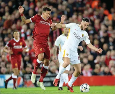  ?? PETER POWELL/EPA ?? MUDAH DITEROBOS: Bek AS Roma Kostas Manolas (kanan) menghadang pergerakan bomber Liverpool Roberto Firmino (25/4).