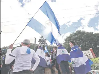  ??  ?? El solo ondear la bandera nacional de Nicaragua puede acarrear la cárcel en ese país, donde la represión a protestas populares esta año ha ocasionado centenares de muertos.