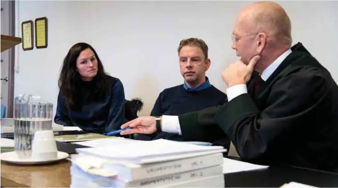  ?? FOTO: RUNE SAEVIG ?? GIKK TIL SAK: Foreldrene May Britt Bjørsvik og Ivar Gausereide sammen med advokat Christian Lundin i Bergen tingrett.