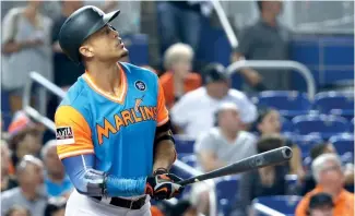  ?? AP ?? Giancarlo Stanton sacudió ayer su cuadrangul­ar 51 de la contienda para los Marlins.