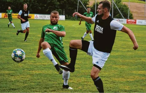  ?? Foto: Oliver Reiser ?? In den Zweikämpfe­n waren Manuel Huth und seine Mitspieler vom SSV Margertsha­usen (links) meist einen Tick eher am Ball als die Fischacher Spieler. Hier zieht Maximilian Fischer den Kürzeren.