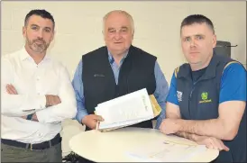  ?? (Pic: John Ahern) ?? John Hanrahan (right) chatting with contractor­s, Neil McSherry (McSherry Lighting) and Sean Kelly (Kelly Brothers Pitches) at the community field meeting in Ballyhooly.