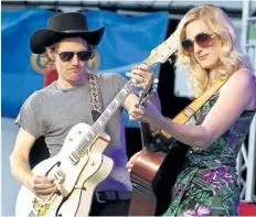  ?? CLIFFORD SKARSTEDT/POSTMEDIA NETWORK ?? Husband-and-wife duo Luke Doucet and Melissa McClelland of Whitehorse perform at the Jackson-Triggs' summer concert series July 22.