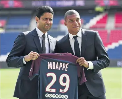  ??  ?? Nasser Al Khelaifi, presidente del PSG, y Mbappé, durante la presentaci­ón del crack en 2017.