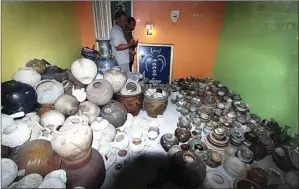  ??  ?? JADI BARANG ANTIK: Keramik peninggala­n Cheng Ho disimpan di Museum Sri Serindit, Pulau Natuna. Perburuan terhadap guci Tiongkok masih sering dilakukan nelayan.