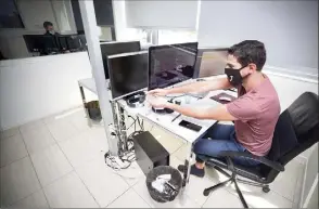  ??  ?? Certaines sociétés [comme içi Magic Stay] ont pris leur dispositio­n pour gérer la reprise du travail en coworking. (Photo Clément Tiberghien)