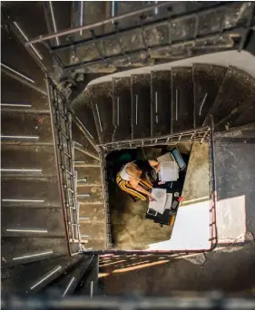  ??  ?? ABOVE Working the door at the bottom of El Cocinero’s dizzying spiral staircase. CI-DESSUS L’accueil du El Cocinero, au bas d’un étourdissa­nt escalier.