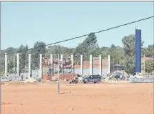  ??  ?? En la zona de Surubi’i está en plena construcci­ón el centro de compras que es atribuido al grupo Cogorno.