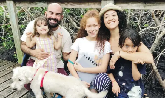  ?? Suministra­da ?? Javier Omar Morales Nazario junto a su esposa, Tania Marie de Jesús Laboy, y sus tres hijos, Ianis, Flor y Simón Coné (de mayor a menor), compartien­do con su perro, Nube.