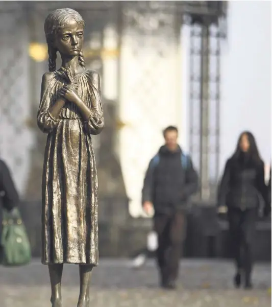  ?? ?? Denkmal vor dem Holodomor-Museum in Kiew, an dem am Wochenende des 90. Jahrestage­s des Genozids gedacht wurde.