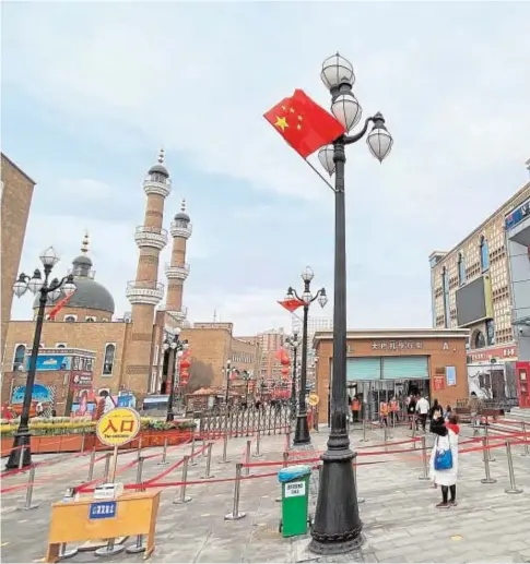  ?? // PABLO M. DÍEZ ?? El Gran Bazar de Urumqi, rodeado de fuertes medidas de seguridad. En la ciudad hay comisarías cada 500 metros