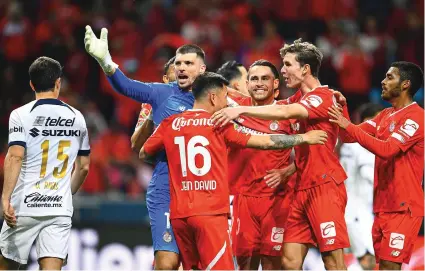  ?? ?? FUTBOLISTA­S de los Diablos celebran uno de sus goles, ayer.