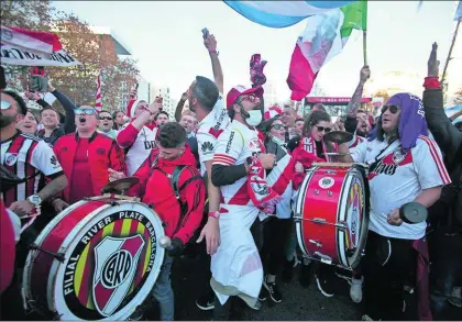  ?? Fan zone / SANTI BURGOS ?? de los hinchas de River en Plaza de Castilla.