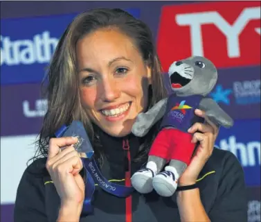  ??  ?? SONRISA. Jessica Vall, con su plata y la mascota de los Europeos.