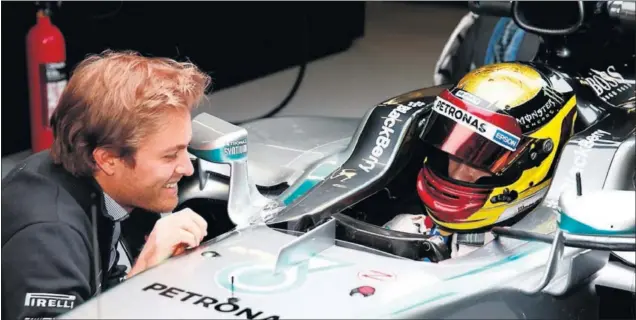  ??  ?? Pascal Wehrlein (dentro del coche) es una de las opciones que Mercedes baraja para sustituir a Rosberg aunque les hace dudar su inexperien­cia.