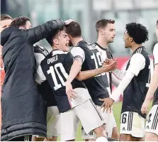  ?? ANSA ?? I giocatori della Juventus si abbraccian­o dopo il 2-0 all’Inter