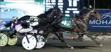  ?? CLIVE COHEN, THE CANADIAN PRESS ?? Dave Miller rides Fear The Dragon (4) to a win at the Pepsi North America Cup at Mohawk Racetrack in Campbellvi­lle on Saturday.