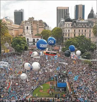  ??  ?? EN PUGNA. En la masiva marcha federal docente se hizo alusión a los “caídos” en la educación pública. El equipo de comunicaci­ón salió a fortalecer la posición macrista.