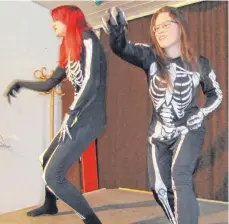  ?? FOTO: ZIRN ?? Zwei Tänzerinne­n entblätter­n sich bis auf die Knochen.