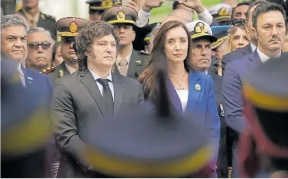  ?? MAXI FAILLA ?? En el homenaje. El jefe de Gobierno porteño, el Presidente, la vice, el ministro Petri y jefes militares.