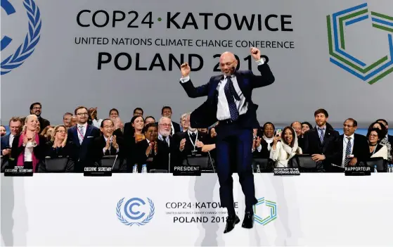  ?? FOTO: LEHTIKUVA-AFP/JANEK SKARZYNSKI ?? Ordförande­n Michal Kurtyka tar ett glädjeskut­t sedan han klubbat av klimatmöte­t i Katowice. Han hyllade alla parter och sade att de kan lämna Polen Katowice med stolthet.