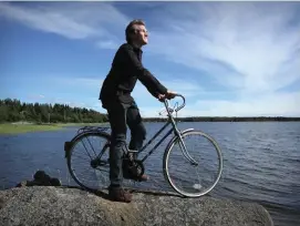  ?? Foto: HBL-Arkiv/JoHAnnes tervo ?? Alfred Backa är ståuppkomi­ker och författare från Pensala i Österbotte­n som också gillar att cykla.