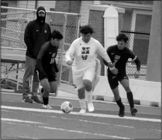  ?? Photo by Gerren Smith ?? Members of the Malvern Leopards soccer team play close defense against a Hope Bobcat player during Thursday’s game at Claude Mann Stadium.