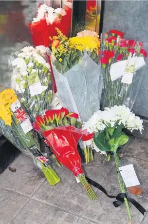  ?? 110220DEAT­H_01 ?? Condolence­s Floral tributes in the doorway of the former BHS store