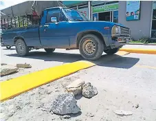  ??  ?? SITIOS. En varios barrios han colocado túmulos con tamaños que afectan los carros.